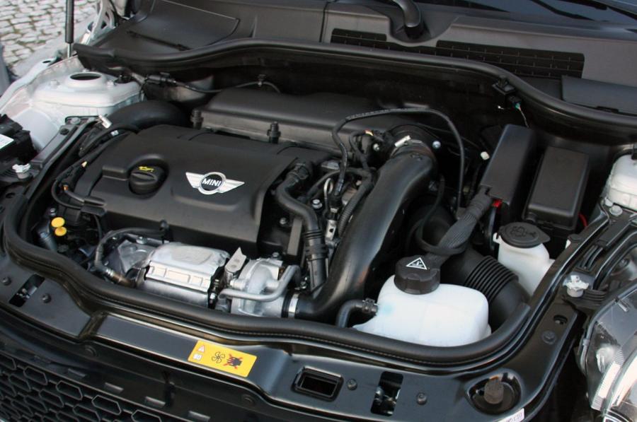  Mini Cooper S Cabrio 2012 года  (фото 35 из 51)